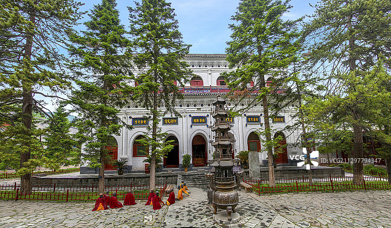 山西忻州市五台山显通寺无量殿图片素材