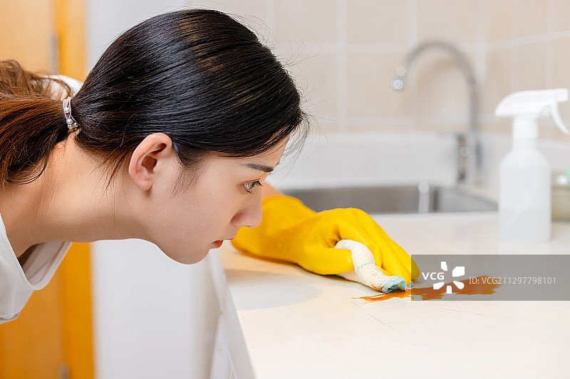 在厨房打扫卫生的家庭主妇图片素材