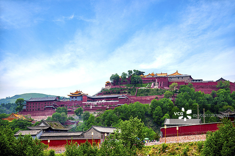 山西忻州市五台山台台怀镇上远眺菩萨顶寺院图片素材
