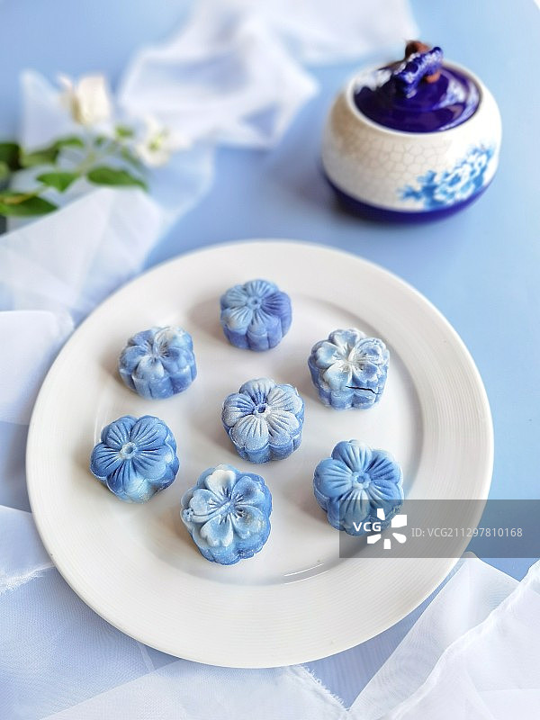 自己做的青花瓷冰皮月饼 不仅颜值美美哒，还很有成就感呢，关键图片素材