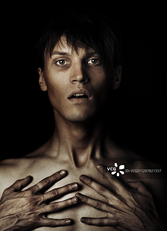 黑色背景下的赤膊男人 портрет图片素材