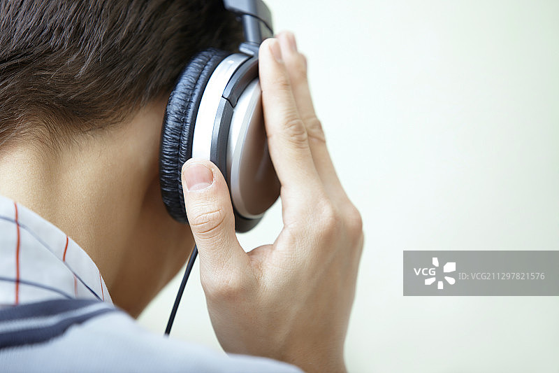 戴着耳机听音乐的男子背影图片素材