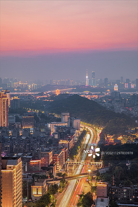 武汉武昌区远眺黄鹤楼与龟山电视塔图片素材