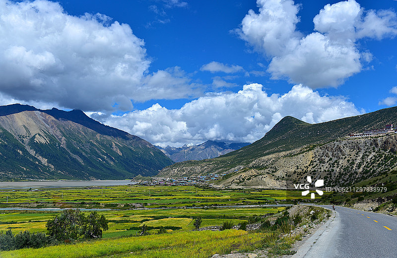 西藏自治区昌都市八宿县然乌湖和山脉图片素材