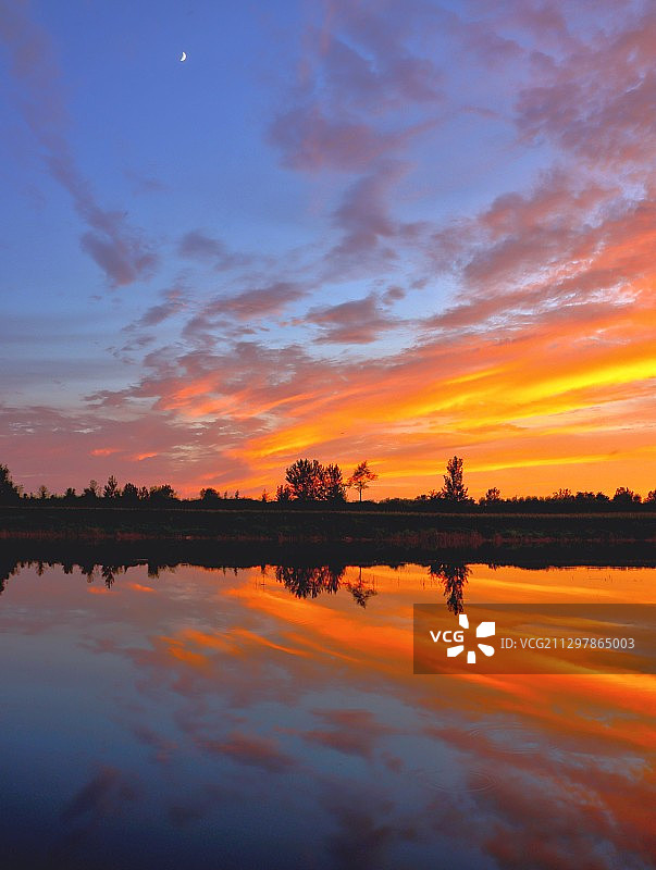 晚霞伴月图片素材