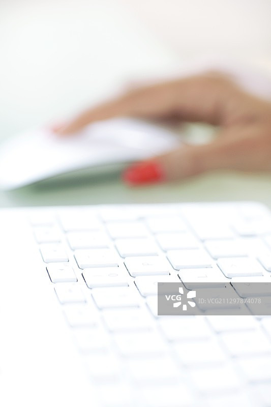 使用鼠标的女人图片素材