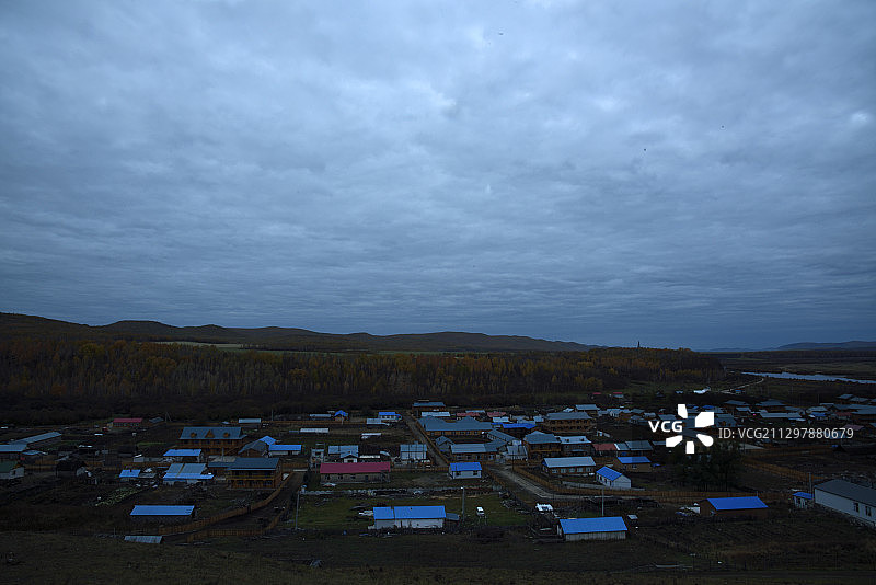 呼伦贝尔草原临江小镇图片素材