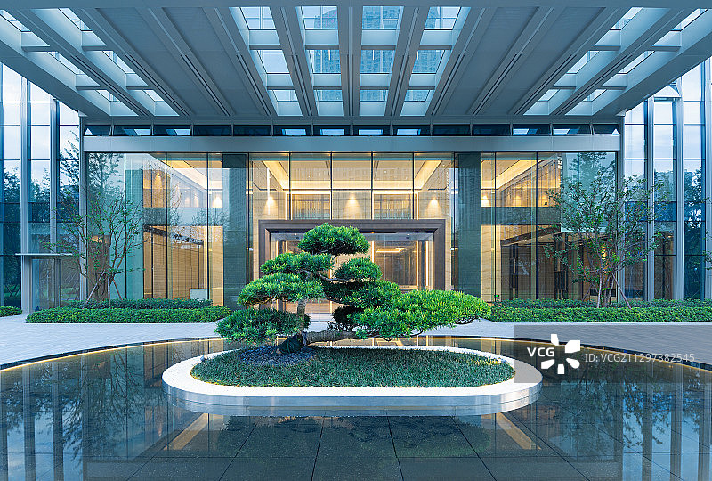 办公大楼前的中式景观图片素材