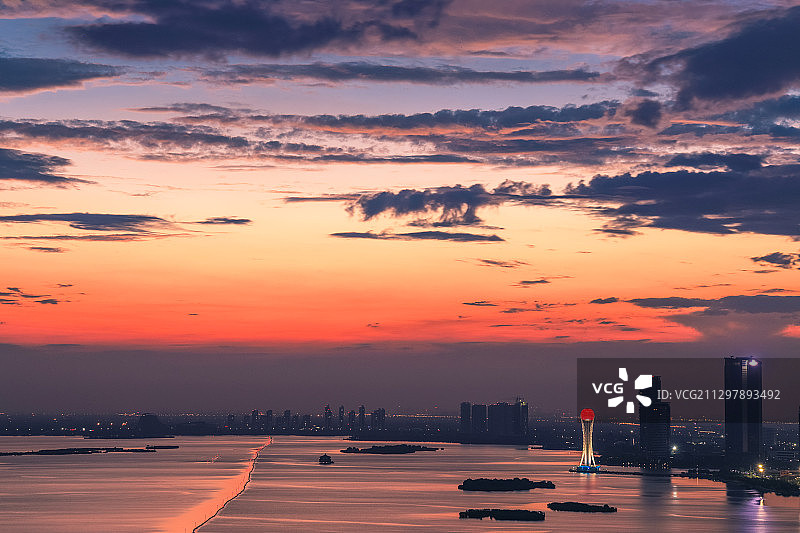 常州：蓝色时刻西太湖（竖版图）图片素材