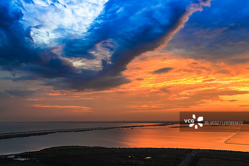 常州：蓝色时刻西太湖（竖版图）图片素材