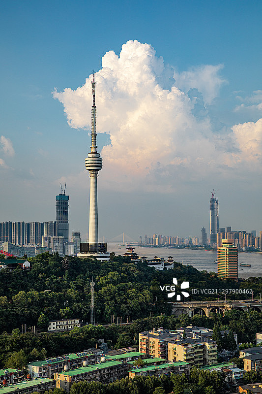 武汉汉阳区蓝天白云下的龟山电视塔图片素材