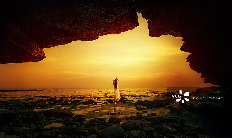 晨曦  人  海边图片素材