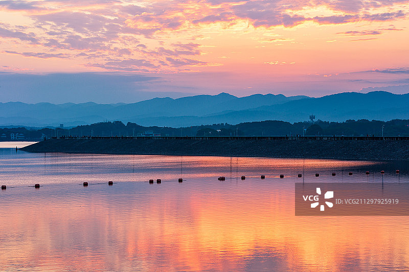 湖面晚霞图片素材