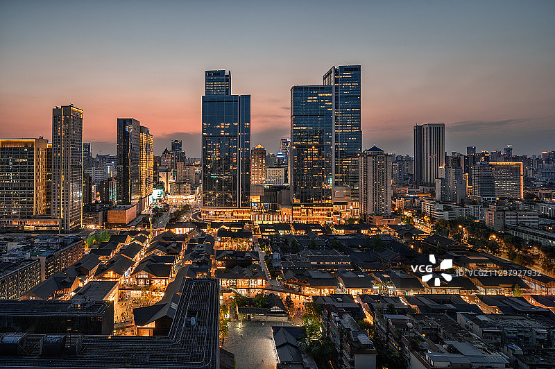 在粉暮色余晖里，成都远洋太古里和IFS，古朴与现代交相辉映图片素材