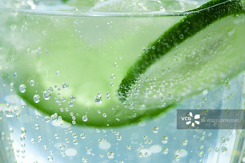 夏日里清爽的柠檬气泡水图片素材