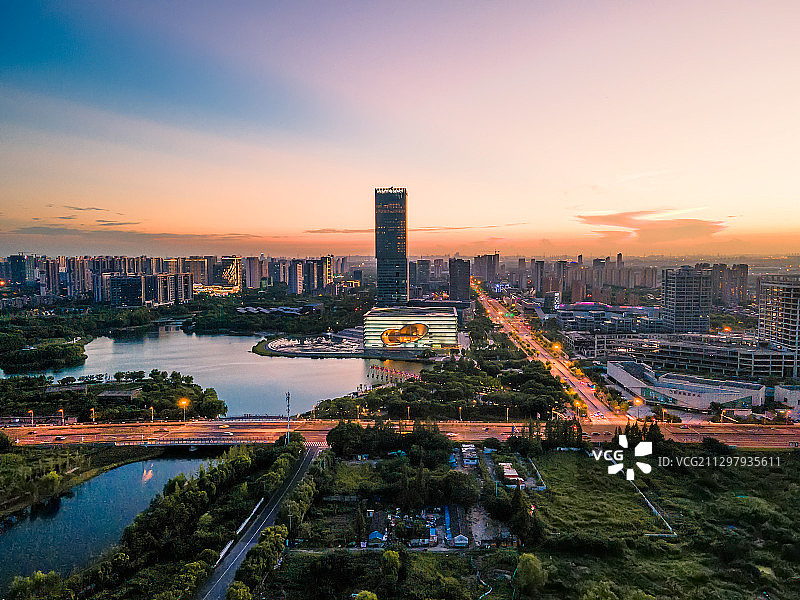 上海嘉定远香湖保利大剧院夜景航拍图片素材