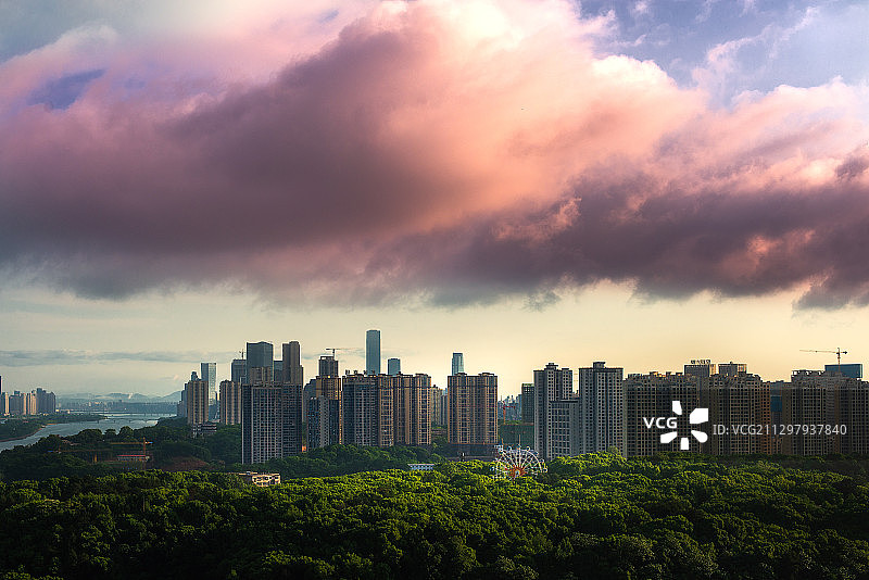 梦幻的都市风光，被绿地和河流环绕的高楼大厦图片素材