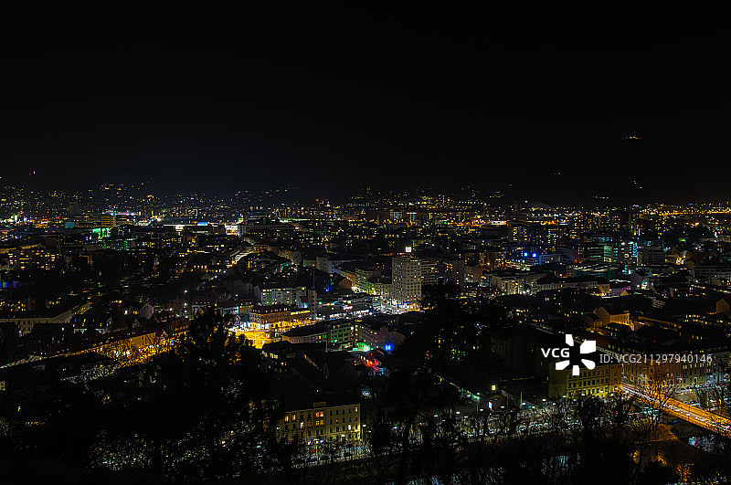 俯瞰夜空下灯火辉煌的格拉茨城市夜景图片素材