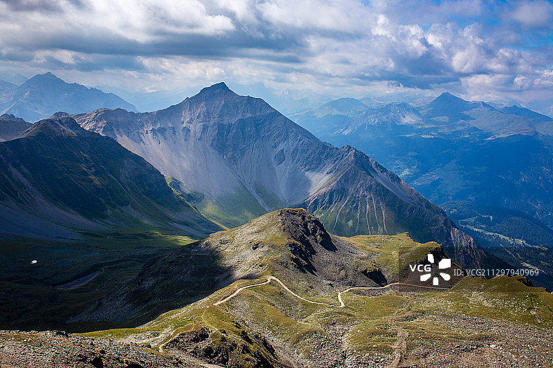 瑞士伦策海德多云天空下的山景图片素材