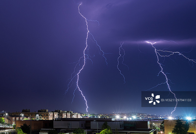 西班牙卡塞雷斯夜空闪电全景图片素材