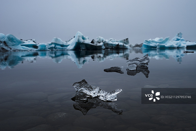 冰岛阿克雷里冰封湖面的壮丽景色图片素材