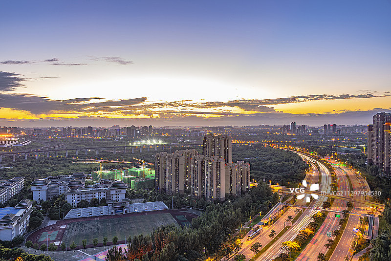 成都市北三环路五段90度大弯道夕阳暮色图片素材