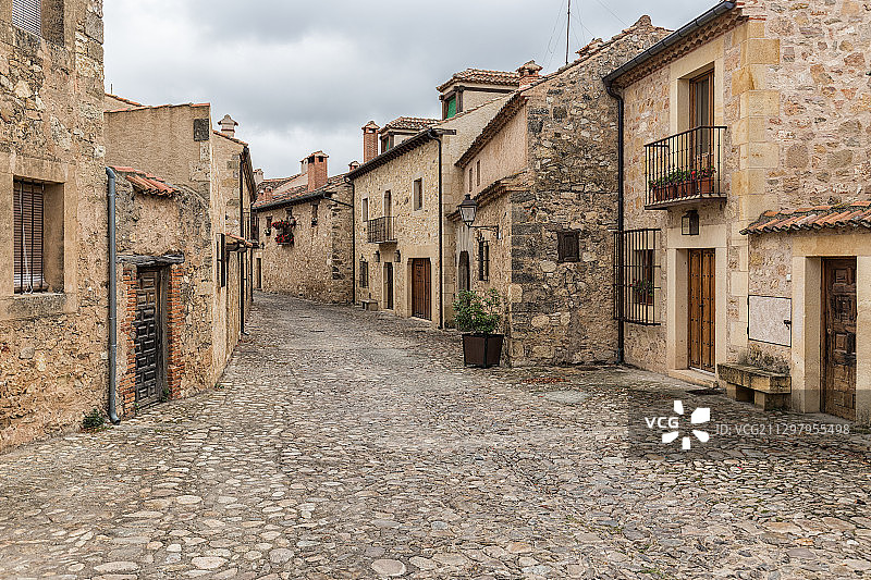 西班牙佩德拉萨的建筑巷道景观图片素材