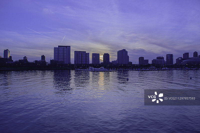 美国芝加哥日落时分的建筑河流风光图片素材