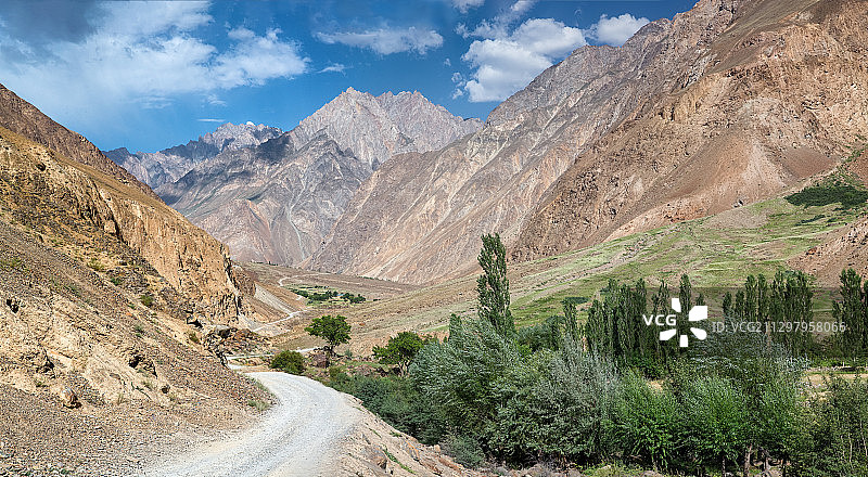 塔吉克斯坦万杰群山公路全景图片素材