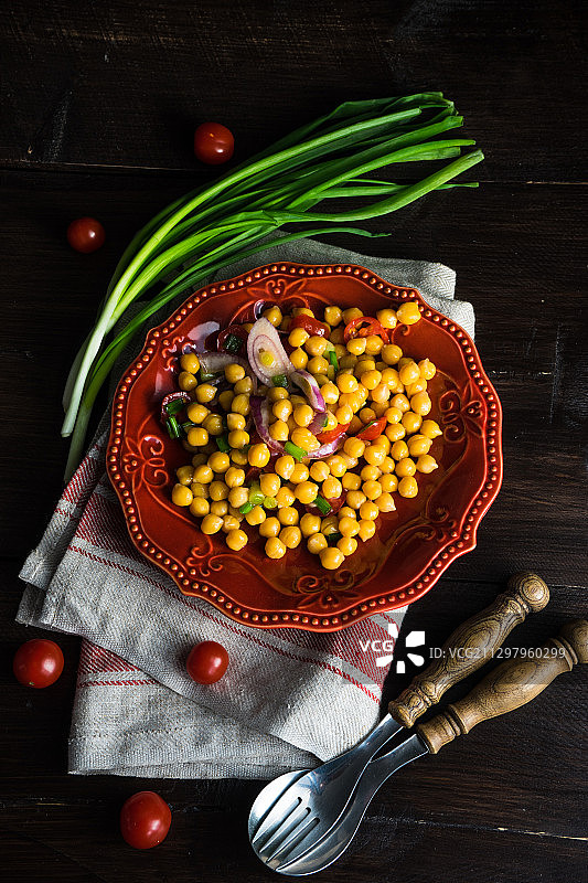 餐桌上盘子里水果的俯视图图片素材