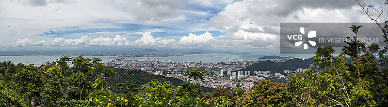 马来西亚丹绒道光树木与建筑全景图片素材