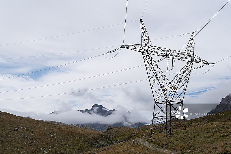 意大利切雷索莱雷亚莱高压输电线图片素材