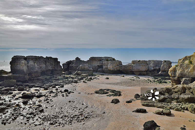 法国圣乔治-德-迪多讷海滩岩石风景图片素材