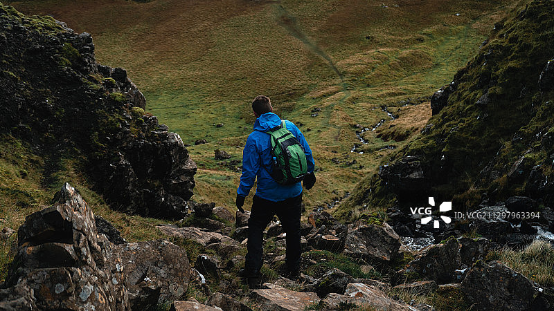 英国波特里山间行走的人的背影图片素材