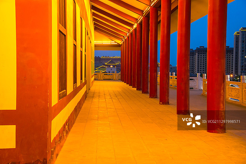 鹿台阁橘色暖光的长廊图片素材