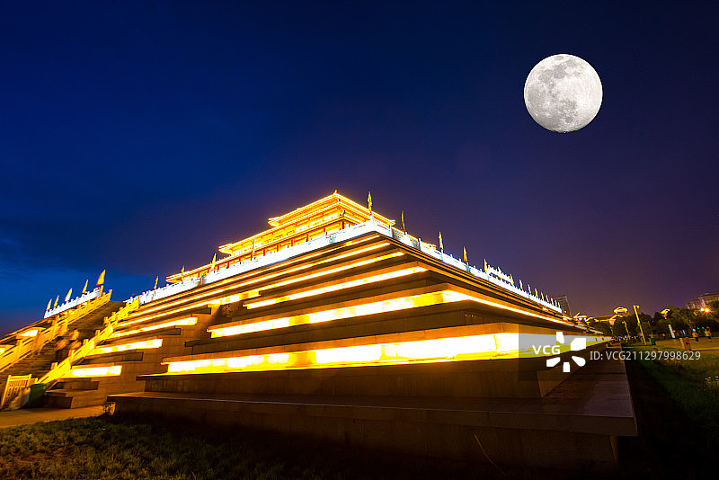 夜晚橘色的鹿台阁图片素材