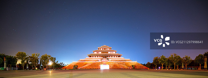 夜晚橘色的鹿台阁图片素材