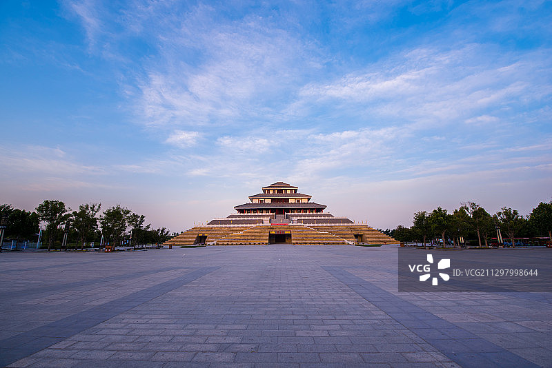蓝天白云下鹿台阁格外威严图片素材