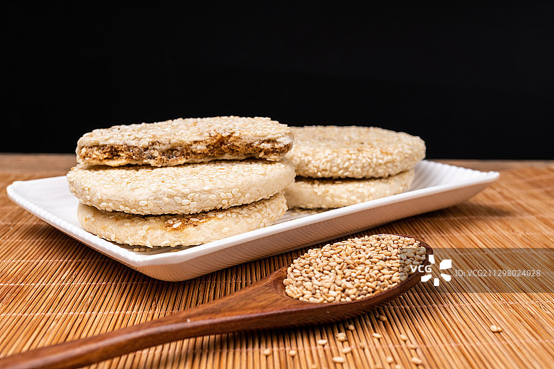 湖南衡阳地方特产酥薄月，月饼，芝麻饼图片素材