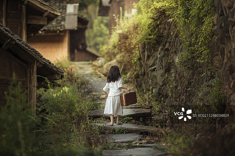 小女孩回家背影农村石板路瓦房子小时候图片素材