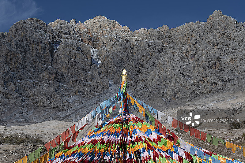 青海昂赛自然保护区的经幡和山脉图片素材