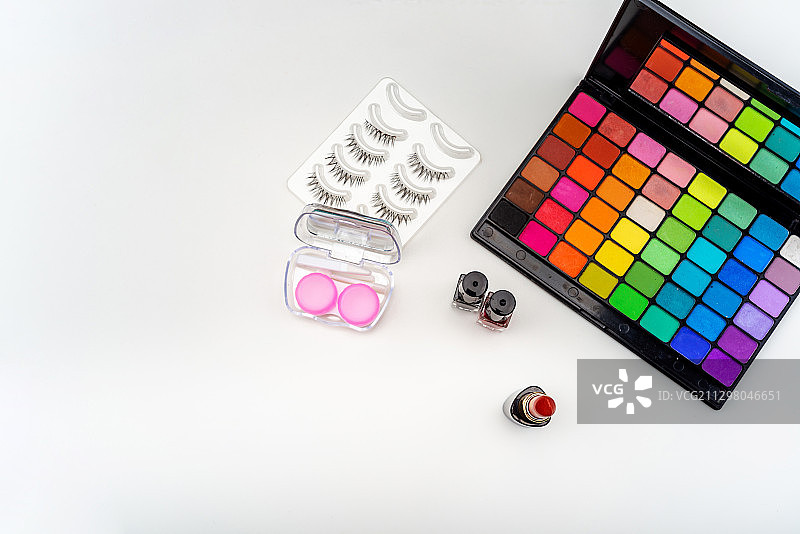 高视角拍隐形眼镜盒和假睫毛及唇膏等化妆用品图片素材