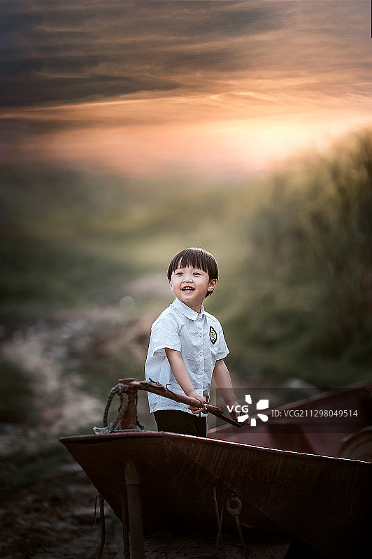 扬帆划船小男孩图片素材