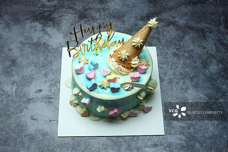 儿童卡通生日蛋糕放在深色背景上图片素材