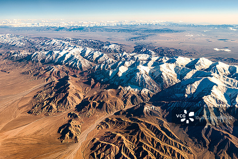 航拍中国西北祁连山脉的自然景观图片素材