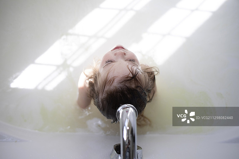 浴缸里的小女孩图片素材