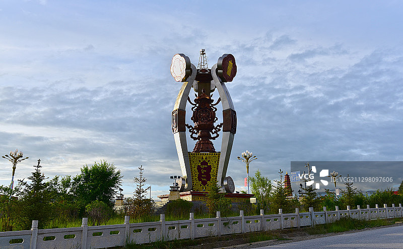 青海省海南藏族自治州共和县夕阳下的幸福滩雕塑图片素材