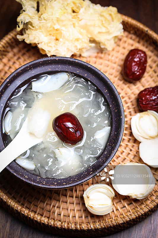 红枣百合银耳汤和煲汤食材图片素材