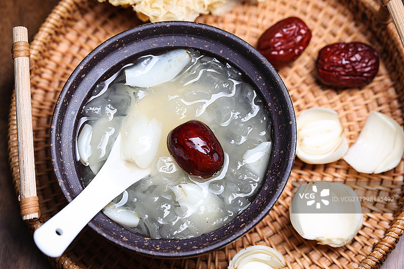 红枣百合银耳汤和煲汤食材图片素材