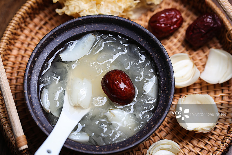 红枣百合银耳汤和煲汤食材图片素材